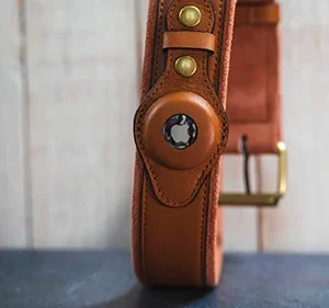 Leren hondenhalsband met geïntegreerde apple airtag houder